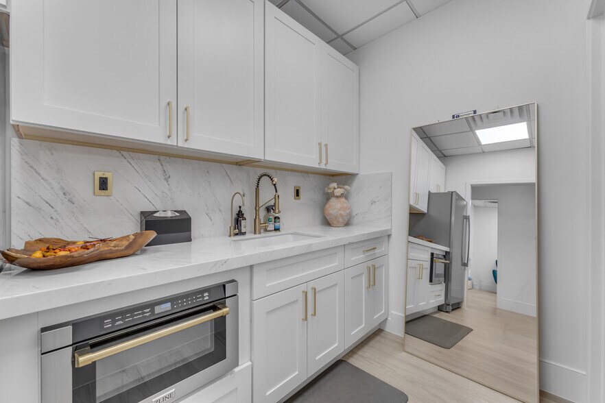 More Photos Of 7845 E Redfield Rd, Scottsdale Showroom For Lease