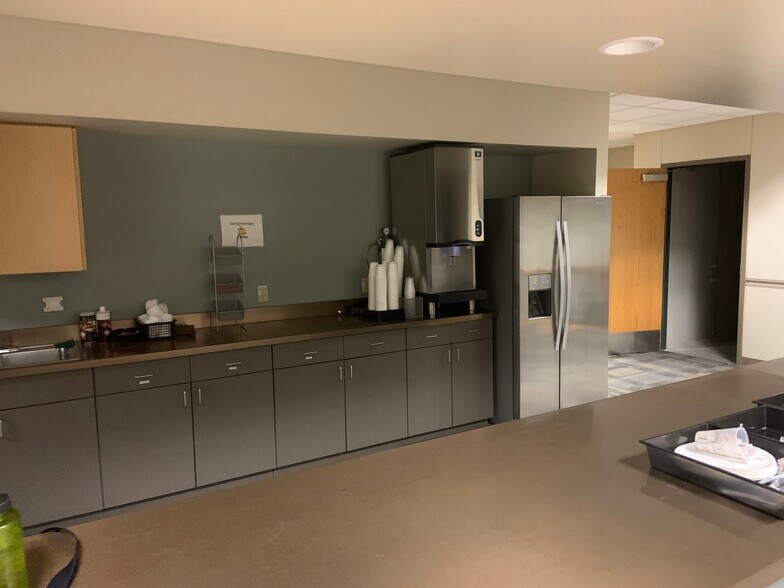 More Photos Of 600 Carlton St, Maplewood Flex For Sale