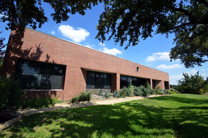 More Photos Of 3001 N Skyway Cir, Irving Office For Lease
