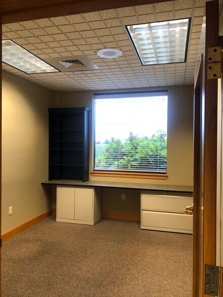 More Photos Of 125 Peters Rd, New Holland Office For Lease