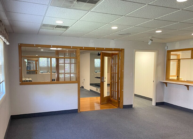 More Photos Of 800 Coventry Dr, Phillipsburg Office For Sale