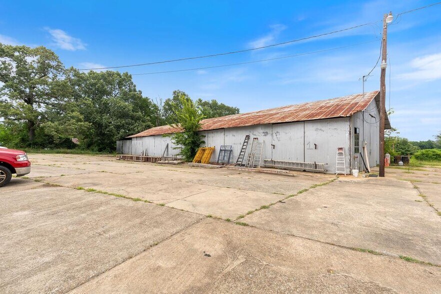 More Photos Of 2524 US Highway 96 N, Center Warehouse For Sale