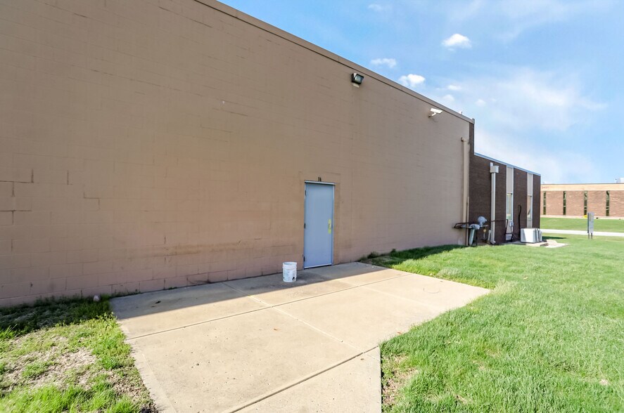 More Photos Of 2334 Production Dr, Indianapolis Warehouse For Lease