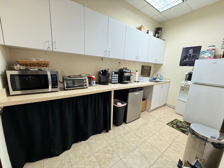 More Photos Of 4229 Lafayette Center Dr, Chantilly Business Park For Sale