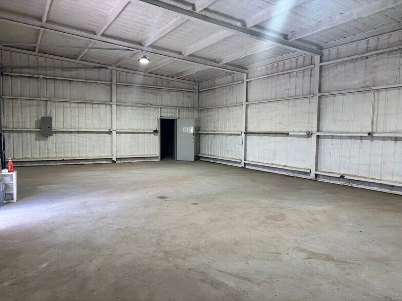 More Photos Of 1942 FM2371, Andrews Warehouse For Lease
