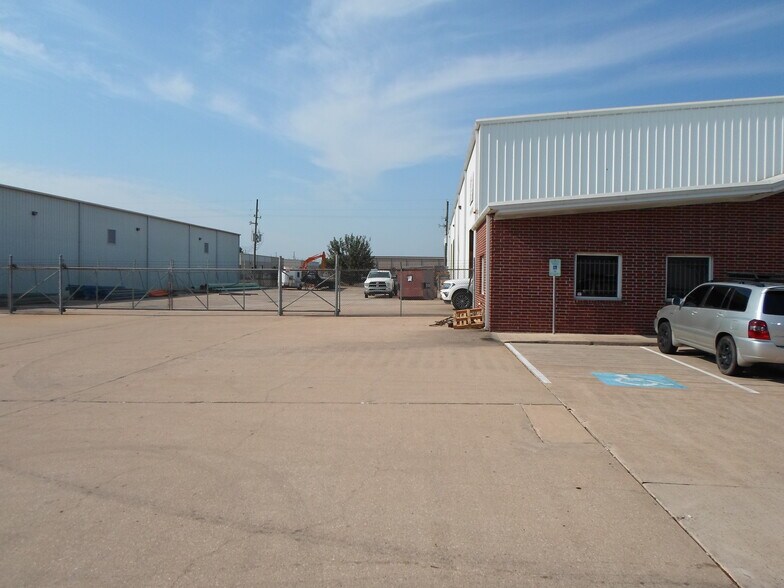 More Photos Of 11875 W Little York Rd, Houston Unknown For Lease