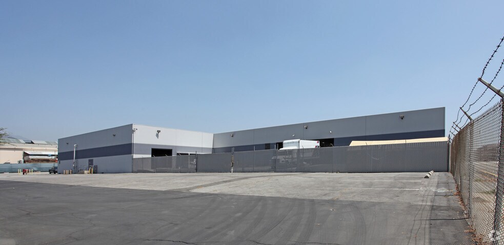 More Photos Of 411 N Aerojet Dr, Azusa Manufacturing For Lease