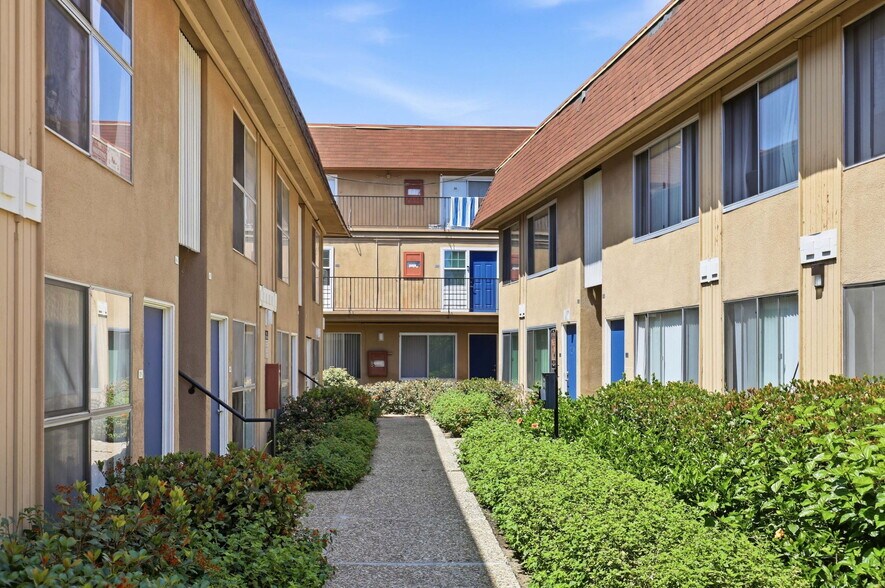 More Photos Of 4881 Rolando Ct, San Diego Apartments For Sale