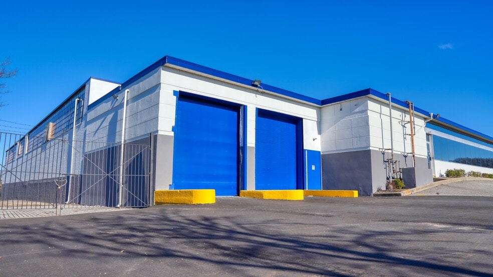 More Photos Of 100 Commercial St, Plainview Warehouse For Lease