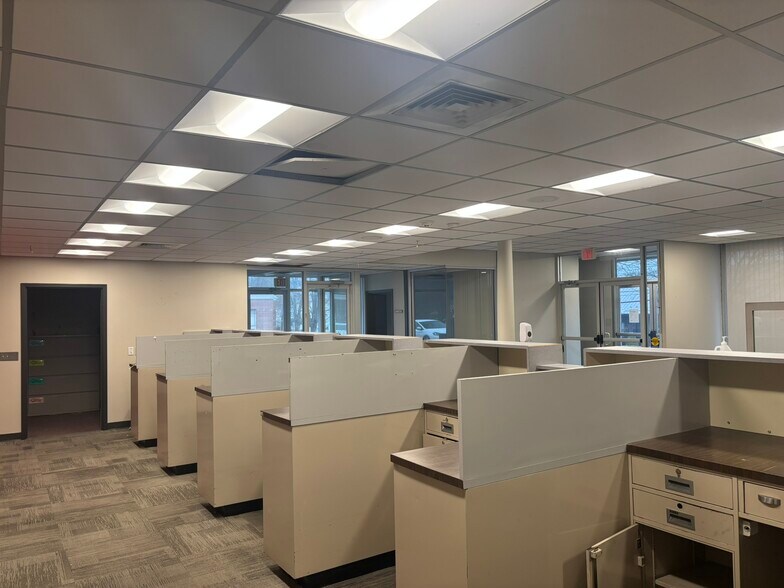 More Photos Of 135 Main St, Freeport Freestanding For Lease