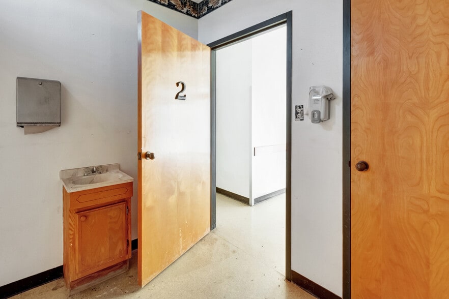 More Photos Of 104 Teakwood Dr, Victoria Medical For Sale