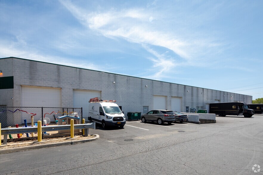 More Photos Of 630 Broadway Ave, Holbrook Warehouse For Lease