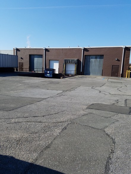 More Photos Of 216-218 Sherwood Ave, Farmingdale Warehouse For Lease