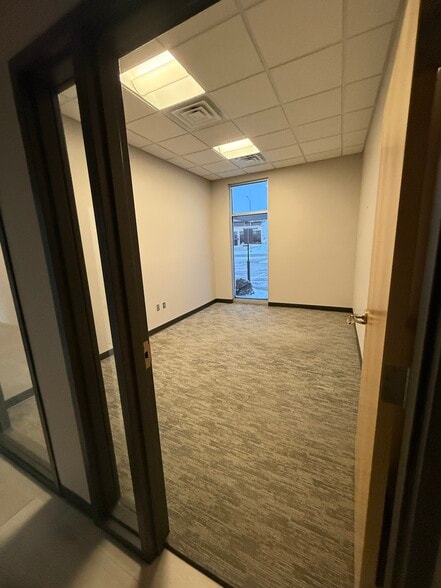 More Photos Of 211 Sioux Point Rd, Dakota Dunes Office For Lease