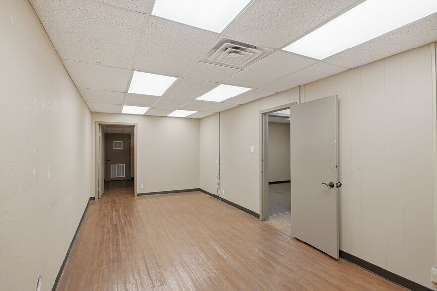 More Photos Of 2110 Mannix Dr, San Antonio Light Distribution For Sale
