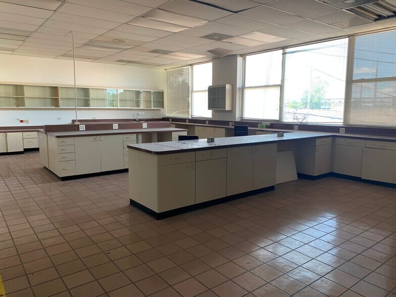 Primary Photo Of 2450 W Hubbard St, Chicago Distribution For Lease