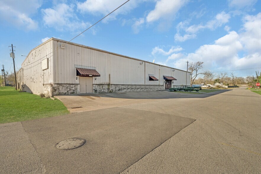 More Photos Of 8012 Endor, Houston Warehouse For Lease