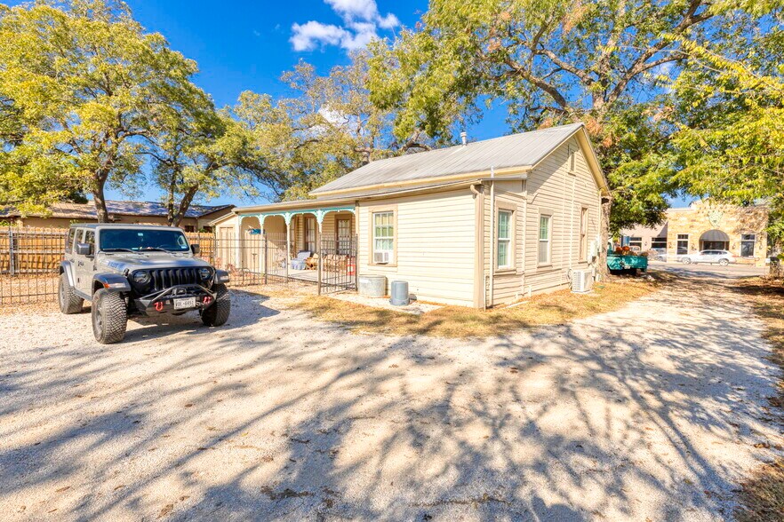 More Photos Of 322 S Main St, Boerne General Retail For Sale