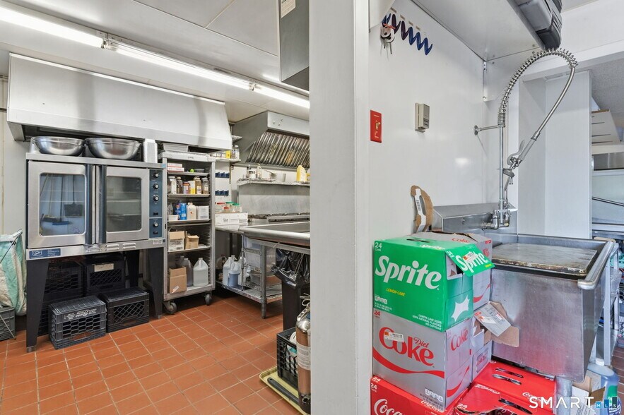 More Photos Of 139 Riverside Dr, Thompson Freestanding For Sale