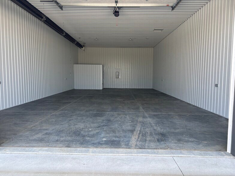 More Photos Of 1301-1337 SE John Deere Cir, Madison Industrial For Sale