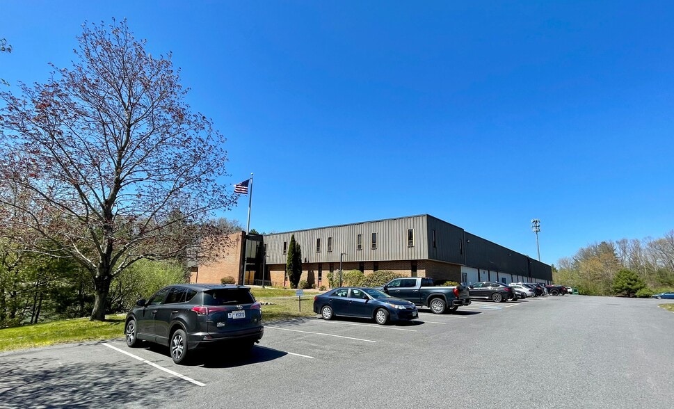 More Photos Of 60 Pulpit Rock Rd, Pelham Manufacturing For Lease