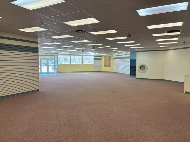 More Photos Of 185 Townsend Ave, Boothbay Harbor Storefront For Lease