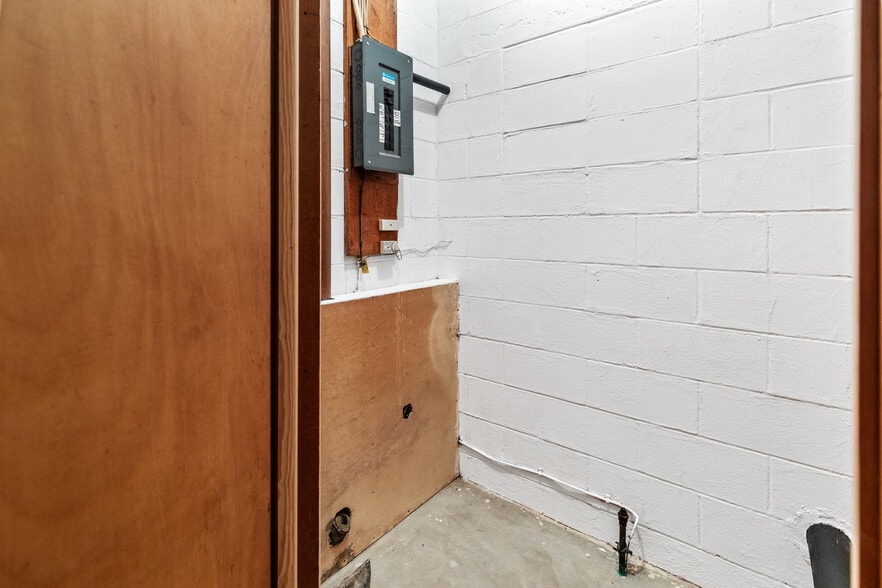 More Photos Of 809 Montauk Hwy, Montauk Auto Repair For Sale