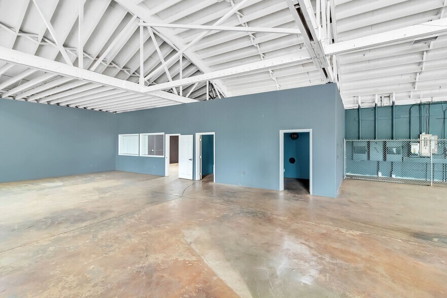 More Photos Of 350 Hickory St NW, Albany Garden Center For Lease