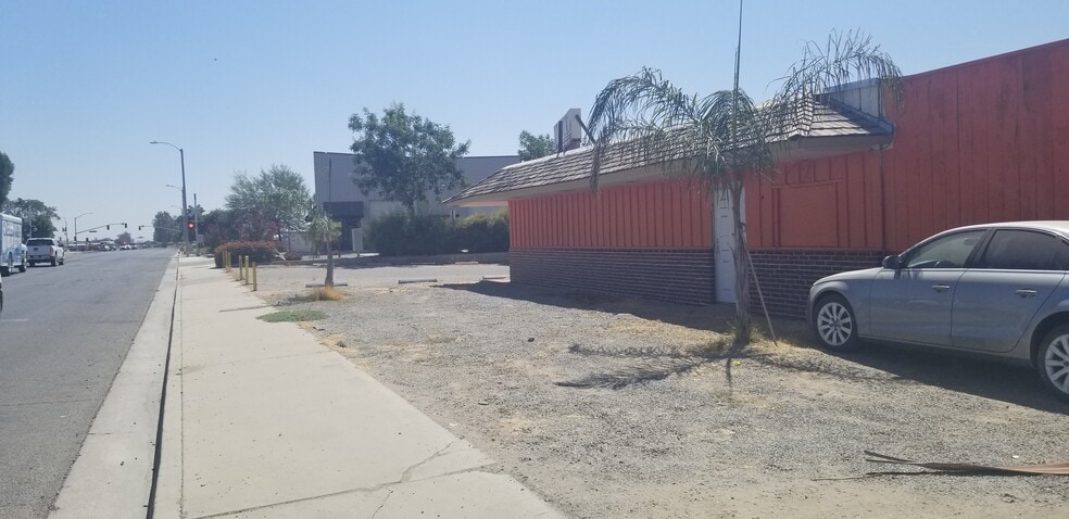 More Photos Of 2435 S K St, Tulare Bar For Sale