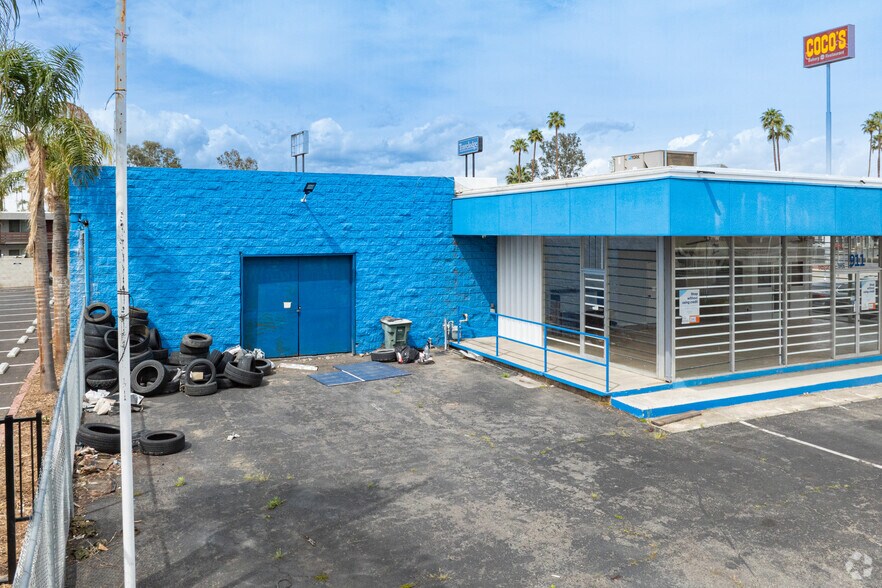 More Photos Of 911 Oak St, Bakersfield Auto Dealership For Lease