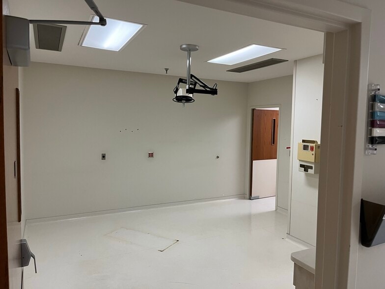 More Photos Of 230-270 E Day Rd, Mishawaka Medical For Lease
