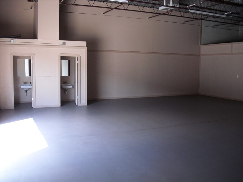 More Photos Of 329 Parkridge Ave, Orange Park Warehouse For Lease