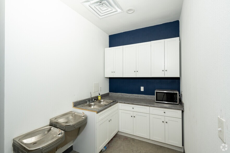 More Photos Of 901 Eight Twenty Blvd, Fort Worth Warehouse For Lease