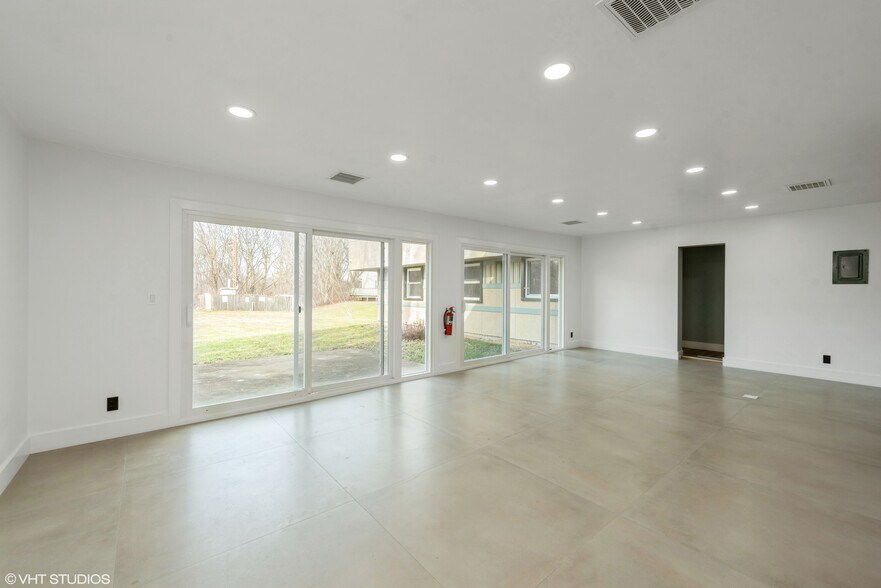 More Photos Of 711 N 1st St, Dekalb Office For Lease