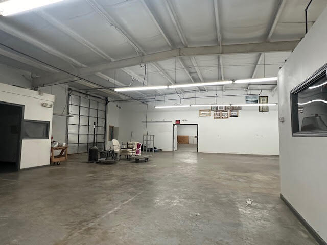 More Photos Of 899 Liberty St W, York Warehouse For Lease