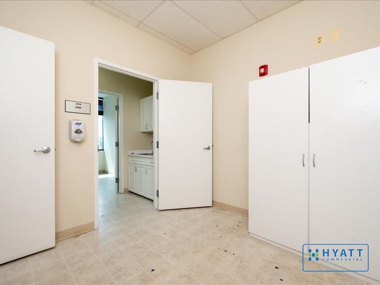 More Photos Of 12200 Annapolis Rd, Glenn Dale Medical For Sale