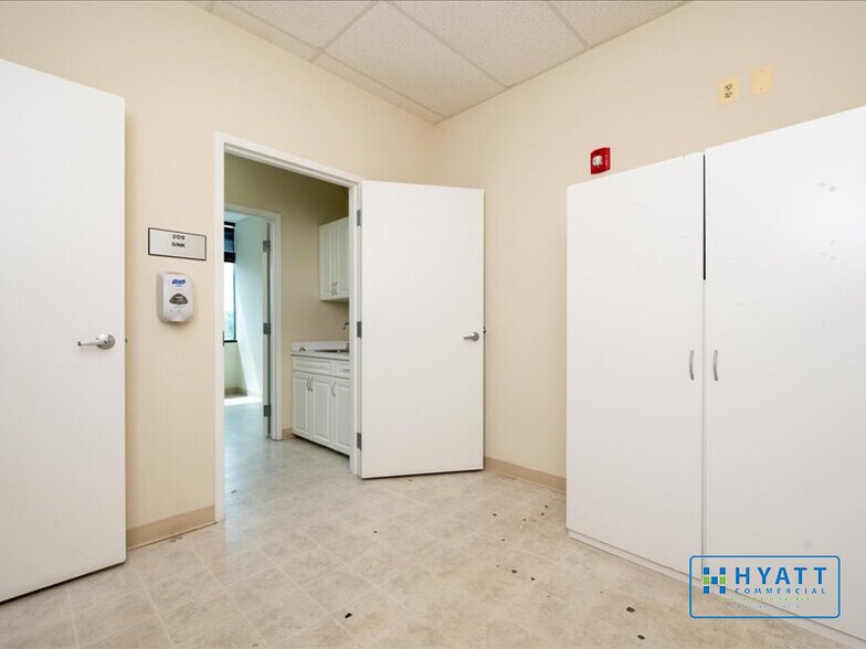 More Photos Of 12200 Annapolis Rd, Glenn Dale Medical For Lease