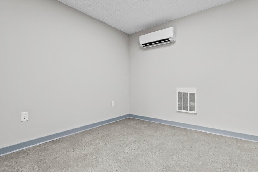 More Photos Of 506 N Main St, Winchester Light Distribution For Sale