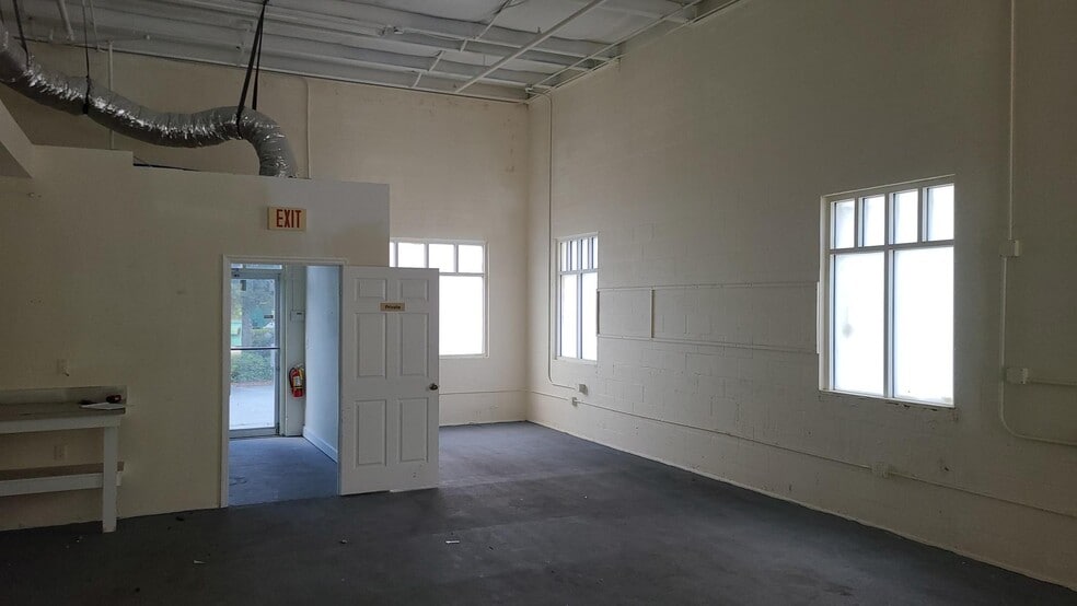 More Photos Of 28631 N Diesel Dr, Bonita Springs Light Manufacturing For Lease