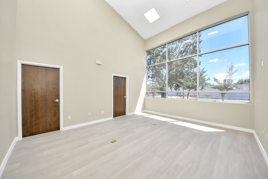 More Photos Of 1563 Live Oak St, Webster Office For Sale