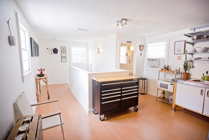 More Photos Of 316 Saint Joseph St, New Orleans General Retail For Lease