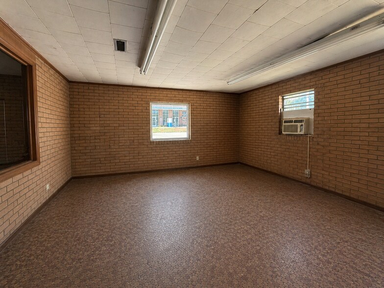 More Photos Of 311 E Virginia Ave, Bessemer City Warehouse For Sale