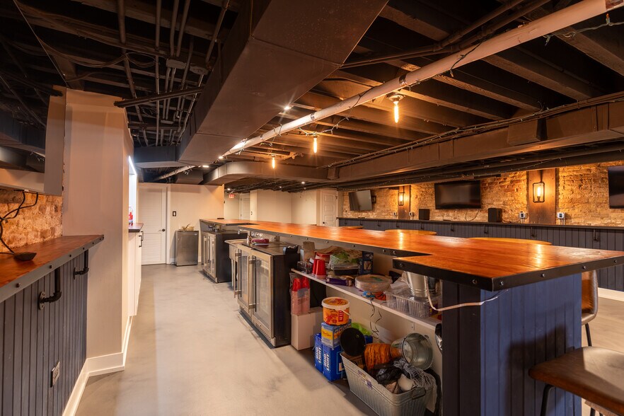 More Photos Of 827 N Milwaukee Ave, Chicago Storefront Retail Office For Sale