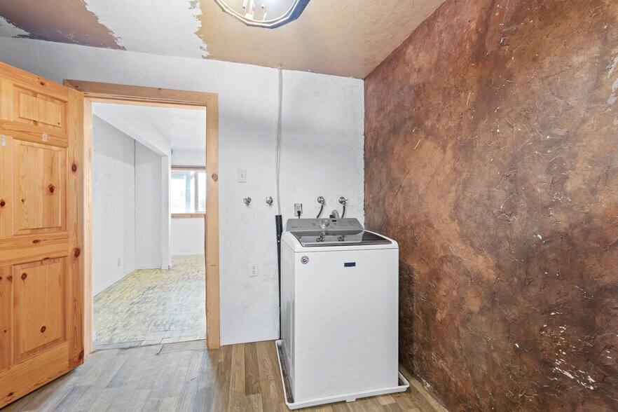 More Photos Of 30 Logan St, Davenport Hotel For Sale