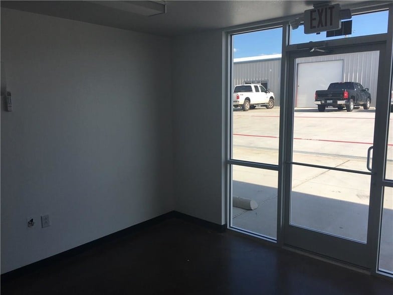 More Photos Of 321 Thomas Pl, Fort Worth Industrial For Lease