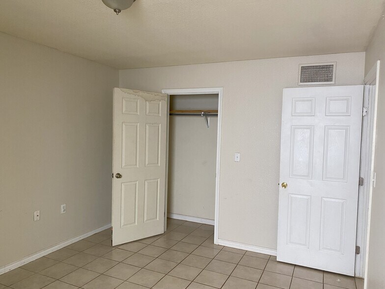 More Photos Of 119 S Commerce St, Dilley Storefront Retail Residential For Sale
