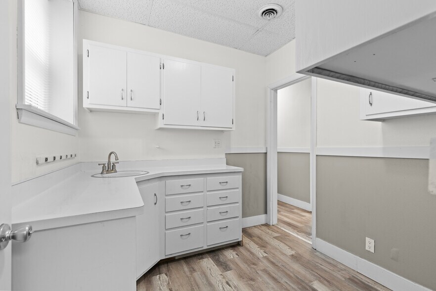 More Photos Of 7161 N 43rd St, Milwaukee Office For Sale