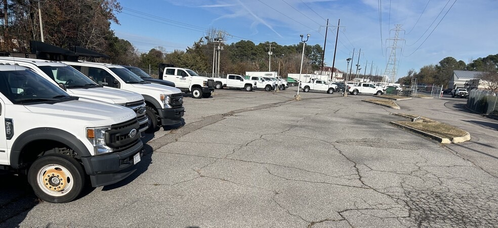 More Photos Of 716 Woodlake Dr, Chesapeake Freestanding For Sale