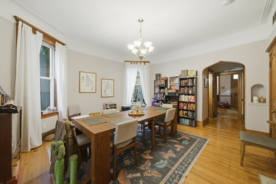 More Photos Of 905 W Fletcher St, Chicago Apartments For Sale