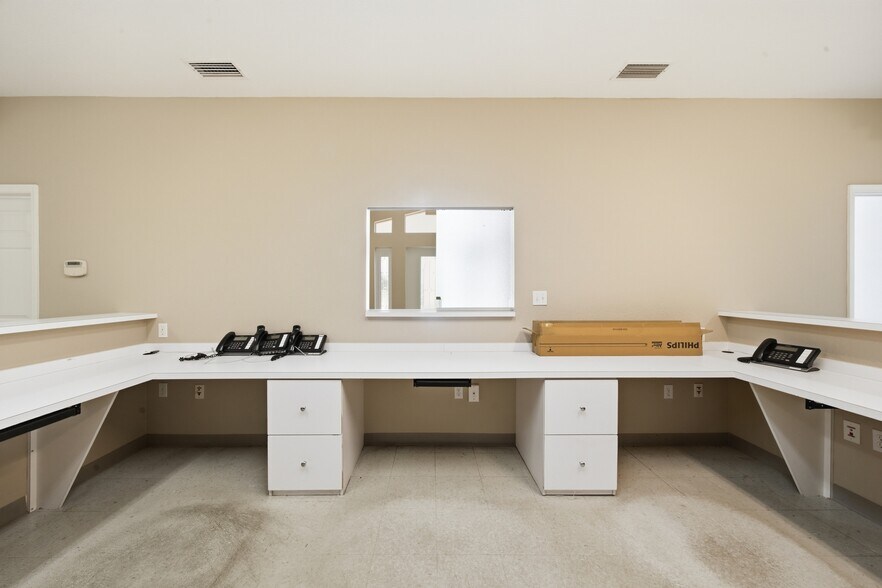 More Photos Of 401 W Interlake Blvd, Lake Placid Office For Sale